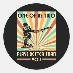 Sticker Rond L'un de nous deux joue mieux que toi Cricket 1