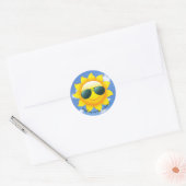 Sticker Rond Lunettes de soleil sur le soleil jaune dans le cie (Enveloppe)