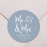 Sticker Rond M. Mme Dusty Mariage bleue<br><div class="desc">Un autocollant bleu poussiéreux chic pour votre correspondance mariage et les faveurs du parti mettant en vedette "Mr & Mrs" dans un élégant script blanc et une illustration blanche de deux coeurs réunis. Ajoutez votre nom et votre date de mariage.</div>