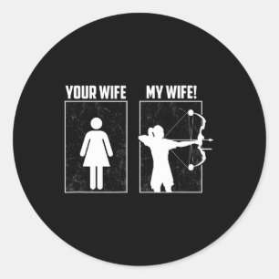 Sticker Rond Ma femme au tir à l'arc - Chasse aux seins Fille à