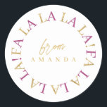 Sticker Rond Magenta Gold Christmas Fa La La ID1009<br><div class="desc">Si vous vous demandez quelles combinaisons de couleurs choisir pour votre décoration de Noël et vos fournitures d'enveloppement cadeau cette année, j'ai créé des collections de motifs de coordination pour rendre la vie un peu plus facile. Cet élégant design typographique de Noël présente "Fa La" dans un motif circulaire en...</div>