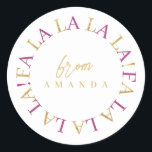 Sticker Rond Magenta Gold Christmas Fa La La ID1009<br><div class="desc">Si vous vous demandez quelles combinaisons de couleurs choisir pour votre décoration de Noël et vos fournitures d'enveloppement cadeau cette année, j'ai créé des collections de motifs de coordination pour rendre la vie un peu plus facile. Cet élégant design typographique de Noël présente "Fa La" dans un motif circulaire en...</div>