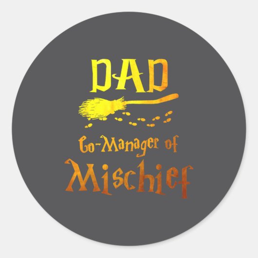 Sticker Rond Magical Dad, Manager Of Mischief Birthday Family M (Devant)
