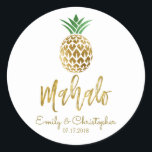 Sticker Rond Mahalo Tropical Hawaiian Ananas Mariage Blanc<br><div class="desc">Mahalo Tropical Hawaiian Pineapple Mariage Mariage blanc Favor Sticker pour un mariage Hawaii destination. Le nom et la date peuvent être mis à jour sur cet autocollant.</div>