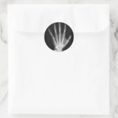 Sticker Rond Main de squelette de rayon X de B&W (Sac)