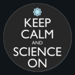 Sticker Rond Maintenez Le Calme Et La Science Sur<br><div class="desc">Restez Calme Et Scientifique. Cet accessoire de citation amusant est un grand cadeau amoureux de la science pour un professeur de sciences, professeur de chimie ou professeur de biologie. Parfait pour un scientifique, un physicien, un biologiste ou un ingénieur. Es-tu un geek scientifique ou nerd ? Crois-tu à la méthode...</div>