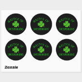 Sticker Rond Maître des Shenanigans Funny St. Patrick's Day (Feuille)