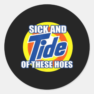 Sticker Rond Malade et Marée de Ces Hoes Drôle de Pun de Plage