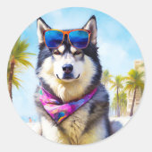 Sticker Rond Malamute d'Alaska sur la plage, cadeau d'été (Devant)