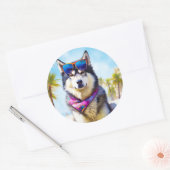 Sticker Rond Malamute d'Alaska sur la plage, cadeau d'été (Enveloppe)