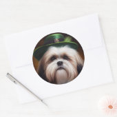 Sticker Rond Malti Tzu Chien en Robe de la Saint Patrick (Enveloppe)