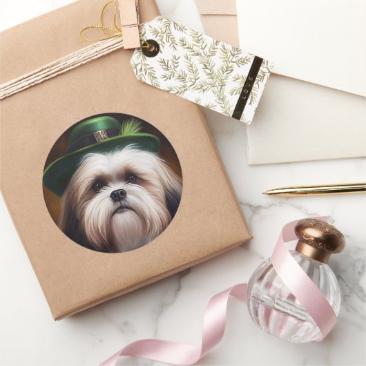 Sticker Rond Malti Tzu Chien en Robe de la Saint Patrick (Cadeaux)