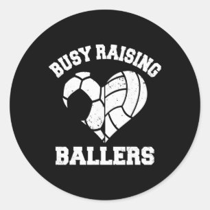 Sticker Rond Maman cœur occupée à élever des joueurs de soccer