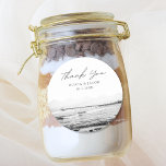 Sticker Rond Manhattan Beach Wedding Favoriser Photo Merci<br><div class="desc">Découvrez la beauté de Manhattan Beach et ajoutez un peu de style à votre décor de mariage. Personnalisez avec vos noms et votre date.</div>