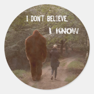 STICKER ROND MARCHER AVEC LE SASQUATCH BIGFOOT - JE SAIS
