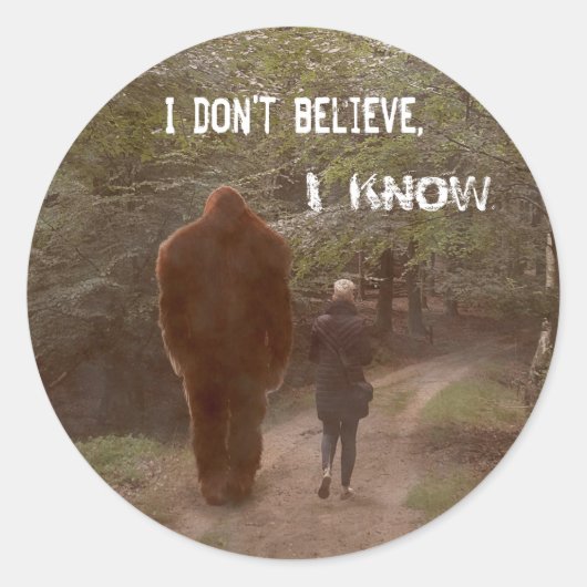 STICKER ROND MARCHER AVEC LE SASQUATCH BIGFOOT - JE SAIS (Devant)