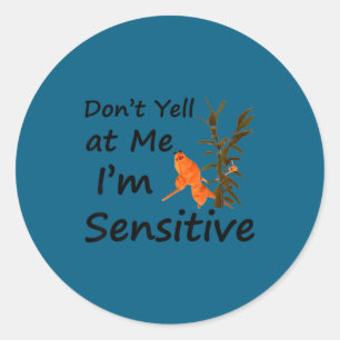 Sticker Rond Marcus le ver ne crie pas après moi je suis sensib