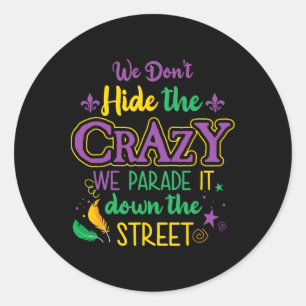Sticker Rond Mardi Gras drôle On ne cache pas Rue de la parade