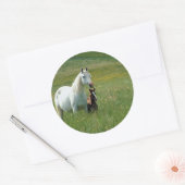 Sticker Rond Mare et poulain dans l'herbe haute (Enveloppe)