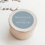 Sticker Rond Mariage bleu foncé moderne<br><div class="desc">Scellez vos enveloppes d'invitation ou vos faveurs avec nos élégants autocollants de mariage. Les autocollants de mariage personnalisés présentent vos noms dans un script de calligraphie blanche avec un arrière - plan bleu poussiéreux ou la couleur de votre choix. Le design est coordonné avec notre collection Modern Elegance mariage.</div>