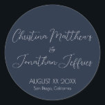 Sticker Rond Mariage bleu marine moderne et élégant<br><div class="desc">Cet évènement ou autocollant mariage moderne et élégant présente un arrière - plan bleu marine simple avec un texte blanc. Les noms du couple sont imprimés dans une police de script. La date et l'emplacement du mariage sont imprimés ci-dessous.</div>