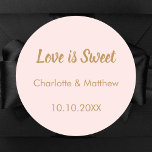 Sticker Rond Mariage blush or noms L'amour est doux<br><div class="desc">Arrière - plan rose vif. Texte : L'amour est doux. Personnalisez et ajoutez vos noms et la date du mariage. Pour les faveurs sucrées comme le chocolat,  les biscuits.</div>