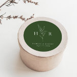 Sticker Rond Mariage botanique vert simple minimal Monogramme<br><div class="desc">Monogramme vert simple minimal Mariage botanique classique rond Sticker comporte vos initiales autour d'une ligne dessinant botanique,  ainsi qu'une disposition de type classique moderne.</div>