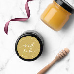 Sticker Rond Mariage couleur modifiable pour le script de relax<br><div class="desc">autocollant mariage avec les mots "destiné à être" dans un script de relaxation cursive en blanc contre une couleur arrière - plan modifiable (cliquez sur personnaliser pour accéder). Personnalisez-le en remplaçant le texte de l'espace réservé. Pour plus d'options comme changer la police et sa taille/couleur, développer la courbe /contrat ou...</div>