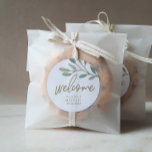 Sticker Rond Mariage d'accueil Gold Veine Eucalyptus<br><div class="desc">Ces autocollants de mariage veinés en or eucalyptus sont parfaits pour un mariage élégant. Le design simple et somptueux présente une parties scintillant en faux or superposant les branches de feuilles verts d'olivier. Personnalisez les étiquettes autocollants avec vos noms, l'événement (le cas échéant) et la date. Remarque : Ce design...</div>