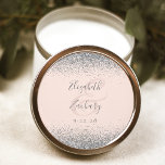 Sticker Rond Mariage d'arête de Parties scintillant rose vif mo<br><div class="desc">Cet élégant autocollant mariage moderne présente une parties scintillant en faux argent sur le haut et le bas. Customisez facilement le texte gris sur un arrière - plan rose vif,  avec les noms du couple en calligraphie manuscrite sur une grande esperluette.</div>