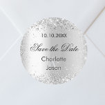 Sticker Rond Mariage d'argent Enregistrer la date<br><div class="desc">Un autocollant Enregistrer la date pour votre mariage. Un arrière - plan faux argenté,  du texte noir. Décoré de confettis. Personnalisez et ajoutez vos noms et votre date de mariage.</div>