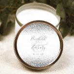 Sticker Rond Mariage de bord de Parties scintillant argent blan<br><div class="desc">Cet élégant autocollant mariage moderne présente une parties scintillant en faux argent sur le haut et le bas. Customisez facilement le texte gris sur un arrière - plan blanc,  avec les noms de la mariée et du marié dans la calligraphie manuscrite sur une grande esperluette.</div>