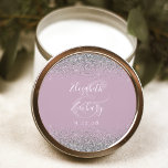 Sticker Rond Mariage de bord de Parties scintillant argent mode<br><div class="desc">Cet élégant autocollant mariage moderne présente une parties scintillant en faux argent sur le haut et le bas. Customisez facilement le texte blanc sur un arrière - plan lilas poussiéreux,  avec les noms de la mariée et du marié en calligraphie manuscrite sur une grande esperluette.</div>