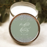 Sticker Rond Mariage de bord de Parties scintillant argent mode<br><div class="desc">Cet élégant autocollant mariage moderne présente une parties scintillant en faux argent sur le haut et le bas. Customisez facilement le texte blanc sur un arrière - plan vert sage,  avec les noms du couple en calligraphie manuscrite sur une grande esperluette.</div>