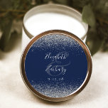 Sticker Rond Mariage de bord de Parties scintillant d'argent bl<br><div class="desc">Cet élégant autocollant mariage moderne présente une parties scintillant en faux argent sur le haut et le bas. Customisez facilement le texte gris argenté sur un arrière - plan bleu marine,  avec les noms du couple en gris argenté calligraphie manuscrite sur une grande esperluette.</div>