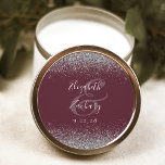 Sticker Rond Mariage de bord de Parties scintillant d'argent de<br><div class="desc">Cet élégant autocollant mariage moderne présente une parties scintillant en faux argent sur le haut et le bas. Customisez facilement le texte blanc sur un arrière - plan rouge bordeaux foncé,  avec les noms de la mariée et du marié en calligraphie manuscrite sur une grande esperluette.</div>