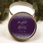 Sticker Rond Mariage de bord de Parties scintillant d'argent fo<br><div class="desc">Cet élégant autocollant mariage moderne présente une parties scintillant en faux argent sur le haut et le bas. Customisez facilement le texte gris argenté sur un arrière - plan violet foncé,  avec les noms du couple en calligraphie manuscrite sur une grande esperluette.</div>