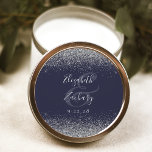 Sticker Rond Mariage de bord de Parties scintillant en argent b<br><div class="desc">Cet élégant autocollant mariage moderne présente une parties scintillant en faux argent sur le haut et le bas. Customisez facilement le texte gris argenté sur un arrière - plan bleu foncé,  avec les noms de la mariée et du marié dans la calligraphie manuscrite sur une grande esperluette.</div>