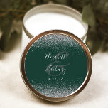 Sticker Rond Mariage de bord de Parties scintillant en argent m<br><div class="desc">Cet élégant autocollant mariage moderne présente une parties scintillant en faux argent sur le haut et le bas. Customisez facilement le texte gris argenté sur un arrière - plan vert foncé,  avec les noms de la mariée et du marié dans la calligraphie manuscrite sur une grande esperluette.</div>