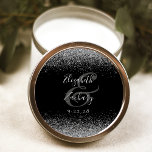 Sticker Rond Mariage de bord de Parties scintillant en argent n<br><div class="desc">Cet élégant autocollant mariage moderne présente une parties scintillant en faux argent sur le haut et le bas. Customisez facilement le texte gris argenté sur un arrière - plan noir,  avec les noms du couple en calligraphie manuscrite sur une grande esperluette.</div>