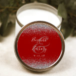 Sticker Rond Mariage de bord de Parties scintillant en argent r<br><div class="desc">Cet élégant autocollant mariage moderne présente une parties scintillant en faux argent sur le haut et le bas. Customisez facilement le texte blanc sur un arrière - plan rouge crimson,  avec les noms du couple en gris argenté calligraphie d'écriture manuscrite sur une grande esperluette.</div>