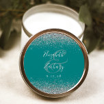 Sticker Rond Mariage de bord de Parties scintillant en argent T<br><div class="desc">Cet élégant autocollant mariage moderne présente une parties scintillant en faux argent sur le haut et le bas. Customisez facilement le texte gris argenté sur un arrière - plan bleu turquoise,  avec les noms de la mariée et du marié dans la calligraphie manuscrite sur une grande esperluette.</div>