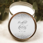 Sticker Rond Mariage de bord de Parties scintillant gris pâle m<br><div class="desc">Cet élégant autocollant mariage moderne présente une parties scintillant en faux argent sur le haut et le bas. Customisez facilement le texte gris fusain sur un arrière - plan gris pâle,  avec les noms de la mariée et du marié dans la calligraphie manuscrite sur une grande esperluette.</div>