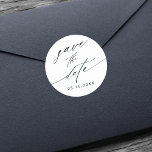 Sticker Rond Mariage de calligraphie élégant Enregistrer la dat<br><div class="desc">Noir et blanc style calligraphie mariage enregistrer l'autocollant de date. Pour une personnalisation plus avancée de cette conception,  cliquez sur le BOUTON OUTIL DESIGN BLEU. .</div>