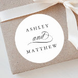 Sticker Rond Mariage de calligraphie Tourbillonnant romantique<br><div class="desc">Simple autocollant mariage noir et blanc avec élégante et romantique calligraphie tourbillonnant avec vos noms. Pour une personnalisation plus avancée de cette conception,  cliquez sur le BOUTON OUTIL DESIGN BLEU ci-dessus !</div>