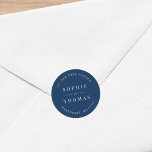 Sticker Rond Mariage de couleur modifiable Adresse de retour mo<br><div class="desc">Mariage de couleur modifiable Retourner l'adresse Sticker rond classique moderne avec du texte en blanc contre une couleur arrière - plan modifiable ; pour passer du bleu à une couleur de votre choix, cliquez sur le bouton personnaliser. Personnalisez-le en remplaçant le texte de l'espace réservé. Pour plus d'options comme changer...</div>