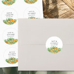 Sticker Rond Mariage de fruits à fleurs d'orange<br><div class="desc">Les autocollants de mariage pour fleurs sauvages de pays à utiliser comme scellés d'enveloppe d'invitation, les autocollants de faveur, les toppers de cupcake etc. Le design présente oranges, fleurs d'oranges, verdure et feuillage suspendu sur un arrière - plan neutre. Fraîche, zeste, design naturel pour compléter un mariage de printemps ou...</div>