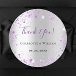 Sticker Rond Mariage de la date du nom de la parties scintillan<br><div class="desc">Un arrière - plan faux argenté. Décoré avec de la poussière de parties scintillant en faux violet. Personnalisez et vos noms et une date. Avec le texte : Merci en violet. Peut être utilisé pour les faveurs et aussi comme un rappel Enregistrer la date pour les invités.</div>
