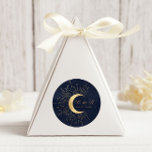 Sticker Rond Mariage de la lune d'or de minuit céleste<br><div class="desc">Notre collection "Celestial Gold Mariage" présente une belle lune de croissant avec des étoiles d'or dans divers modèles sur un arrière - plan bleu nuit velours jumelé à des polices élégantes. Facile à customiser et vous pouvez choisir parmi beaucoup d'autres articles correspondants de cette collection dans notre magasin.</div>