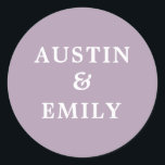 Sticker Rond Mariage de lavande moderne personnalisé<br><div class="desc">Découvrez ces mignons autocollants modernes pour votre mariage. Ils ont un joli arrière - plan de couleur, un script mignon et des noms personnalisables pour la mariée et le marié pour ajouter leur propre nom. Customisez le texte comme vous voulez pour correspondre à votre vibe mariage. Parfait pour tous les...</div>